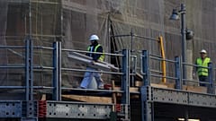 ΑΡΧΕΙΟ: Εργάτες εργάζονται σε εργοτάξιο στη Μαδρίτη, Ισπανία, 3 Δεκεμβρίου 2013.