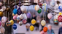 ARCHIV – Bemalte Ostereier hängen an einem Osterbaum in Saalfeld, 30. März 2018
