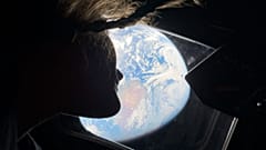 Astronautin und Artemis-II-Missionsspezialistin Christina Koch blickt aus einem der Hauptfenster der Orion-Kabine auf die Erde zurück, Donnerstag, 2. April 2026