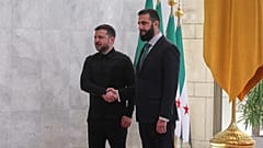 Der syrische Präsident Ahmad al-Sharaa, rechts, schüttelt dem ukrainischen Präsidenten Volodymyr Zelenskyy vor einem Treffen im Volkspalast in Damaskus, Syrien, am 5. April die Hand,