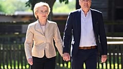 Ursula von der Leyen mit ihrem Ehemann Heiko bei der Europawahl 2024 in Burgdorf bei Hannover
