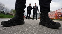 DATEI: Serbische Polizisten halten Wache in Belgrad, Serbien, 29. März 2025