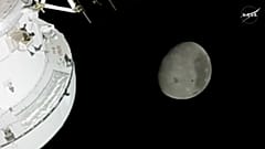 En esta imagen de un vídeo de la NASA, se ve la Luna desde una cámara situada en el exterior de la nave espacial Orion después de que los astronautas de Artemis II superaran l