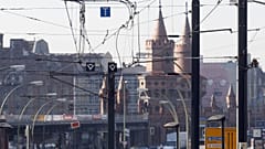 Symbolbild: Autovverkehr staut sich am Montag, 10. März 2008, neben leeren Trambahnschienen in der Warschauer Strasse in Berlin