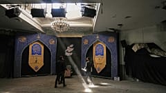 يتفقد الطلاب الأضرار التي لحقت بمسجد في مجمع جامعة شريف للتكنولوجيا في طهران، والذي تقول السلطات الإيرانية إنه تعرض لضربة جوية أمريكية إسرائيلية في وقت مبكر من صباح اليوم، في 