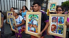 Manifestantes exigen la liberación de sus familiares encarcelados durante el estado de emergencia mientras participan en una procesión del Vía Crucis 