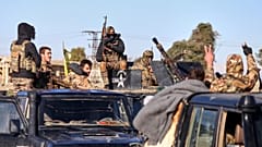 عناصر من قوات سوريا الديمقراطية ينتشرون بآليات مدرعة لتأمين الطرق المؤدية إلى سجن غويران في الحسكة شمال شرق سوريا، في 19 يناير 2026.
