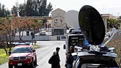 Fernsehwagen stehen vor dem NATO-Luftwaffenstützpunkt Sigonella. (AP Photo/Andrew Medichini)