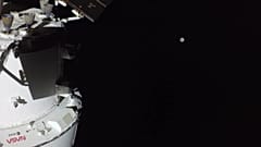 Artemis 2 Orion Integrity uzay aracının, Ay'ın yanından geçiş görevi için yaptığı uçuş sırasında arka planda Ay'ın göründüğü bir görüntü.