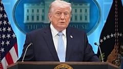 الرئيس دونالد ترامب يتحدث إلى الصحفيين في غرفة جيمس برادي للصحافة بالبيت الأبيض، يوم الاثنين 6 أبريل/نيسان 2026، في واشنطن. (صورة من وكالة أسوشيتد برس/مارك شيفيلباين)