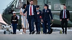 JD Vance und seine Frau Usha Vance fliegen von der Andrews Air Force Base in Maryland nach Budapest 