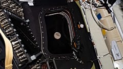 Dieses von der NASA am Montag, dem 6. April 2026, zur Verfügung gestellte Bild zeigt eine Ansicht des Mondes, die von der Artemis-II-Besatzung vor dem Einschlafen am fünften Flugtag aufgenommen wurde.