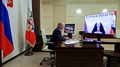 Der russische Präsident Wladimir Putin im Gespräch mit dem amtierenden Gouverneur der Region Kursk, Alexej Smirnow, während einer Videokonferenz, 8. August 2024.