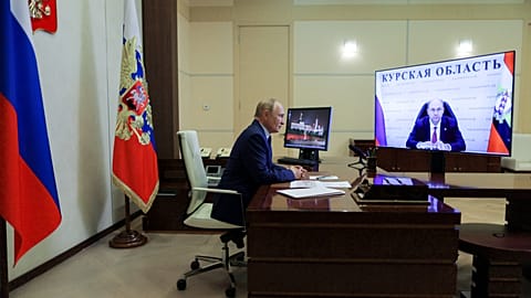 Vlagyimir Putyin orosz elnök videokonferencia keretében beszélget Alekszej Szmirnovval, a kurszki terület megbízott kormányzójával, 2024. augusztus 8.
