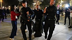 Polizei löst Demonstration für ein Ende des Kriegs in Tel Aviv, Israel, am Samstag, dem vierten April 2026, auf.