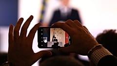 Ein Journalist fotografiert den französischen Präsidenten Emmanuel Macron, während er am Dienstag, den 16. Januar 2024, im Élysée-Palast in Paris eine erste Pressekonferenz abhält.