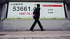 Eine Person betrachtet in Tokio eine elektronische Anzeigetafel mit dem japanischen Nikkei-Index, am siebten April 2026.