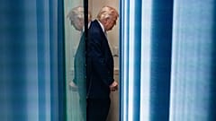 US-Präsident Donald Trump verlässt das Weiße Haus nach einem Gespräch mit Reportern, Montag, 6. April 2026, in Washington. (AP Photo/Alex Brandon)
