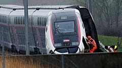 Mitarbeiter der SNCF inspizieren den TGV nach seiner Entgleisung auf dem Weg nach Paris in Ingenheim bei Straßburg am Donnerstag, den 5. März 2020.