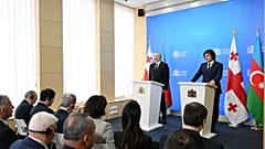 Der Präsident der Republik Aserbaidschan, Ilham Aliyev, und der georgische Premierminister, Irakli Kobakhidze, geben am 6. April in Tiflis Presseerklärungen ab.