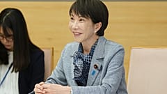 Japans Ministerpräsidentin Sanae Takaichi spricht bei einem Treffen mit Microsofts Vizevorsitzendem und Präsidenten Brad Smith in Tokio, am dritten April 2026