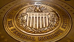 ARCHIV: Auf diesem Foto vom 5. Februar 2018 ist das Siegel des Gouverneursrats des Federal Reserve Systems am Gebäude der US-Notenbank in Washington zu sehen.