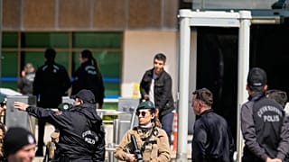 İstanbul'daki İsrail Konsolosluğu'nun bulunduğu binaya yönelik silahlı saldırının ardından polis ve asker bölgede güvenlik önlemi aldı, 7 Nisan 2026 Salı.