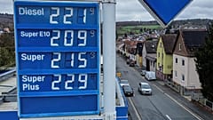 Eine Preistafel für Benzin ist an einer Tankstelle im hessischen Neu-Anspach nahe Frankfurt am Main am Freitag, 27. März 2026, zu sehen.