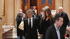 Der ehemalige französische Präsident Nicolas Sarkozy und seine Frau Carla Bruni-Sarkozy vor Gericht in Paris