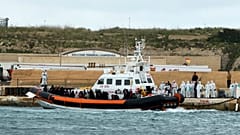 Das Rettungsboot der italienischen Küstenwache liegt im Hafen der südlichen Insel Lampedusa und schifft die aus einem Schlauchboot Geretteten aus, etwa 80 Seemeilen vor Lampedusa, 1. April 2026