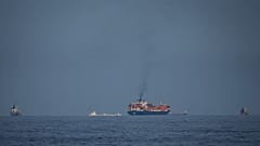 Δεξαμενόπλοια και φορτηγά πλοία παρατάσσονται στα Στενά του Ορμούζ, όπως φαίνονται από το Khor Fakkan, 11 Μαρτίου 2026