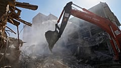 Ein Bagger beseitigt Schutt am Ort eines Anschlags, bei dem die Hälfte der Khorasaniha-Synagoge in Teheran zerstört wurde, 7. April 2026