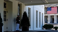 Um cabo do Corpo de Fuzileiros Navais dos EUA está à entrada da Ala Oeste da Casa Branca, terça-feira, 7 de abril de 2026,