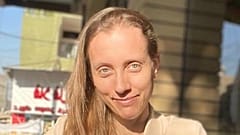 ABD'li gazeteci Shelly Kittleson Bağdat'ta bir kafede poz veriyor, 25 Mart, 2026