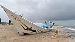 صورة نشرتها المنظمة الدولية للهجرة تُظهر قارباً غارقاً على شاطئ جيبوتي، كان يقلّ مهاجرين أثناء محاولتهم عبور مضيق باب المندب باتجاه اليمن، في 24 مارس 2026.