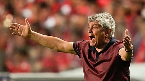 Dynamo Kyiv's coach Mircea Lucescu gestures during the Champions League playoffs in Lisbon, 23 August, 2022