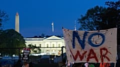 Aktivisten protestieren im Lafayette Park in der Nähe des Weißen Hauses in Washington, Dienstagabend, 7. April 2026. 