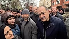 Кадр из видео официального telegram-канала главы Дагестана: Сергей Меликов выступает перед местными жителями около места обрушения жилого дома в Махачкале, 6 апреля 2026 г.