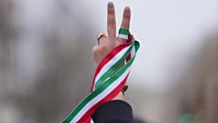 DATEI: Eine iranische Demonstrantin hält ein iranisches Band, während sie vor dem Parlament in London demonstriert, Mittwoch, 4. März 2026. 