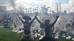 Beim Free-Land-Camp in Brasília verbrannten indigene Demonstrierende am Dienstag, dem siebten April zweitausendsechsundzwanzig Schädel-Skulpturen, die für Abgeordnete standen.