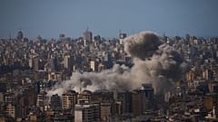 يتصاعد الدخان من الغارات الجوية الإسرائيلية في الضاحية، إحدى الضواحي الجنوبية لبيروت، لبنان، يوم الأحد 5 أبريل/نيسان 2026.