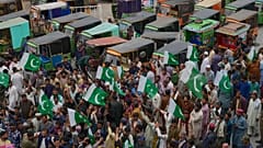 Proteste dei conducenti di risciò contro prezzi petrolio e gas, Lahore, in Pakistan, martedì 7 aprile 2026. (Foto AP/K.M. Chaudary)