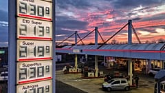 Le soleil s'est couché derrière une station-service à Francfort, en Allemagne, le 31 mars 2026. 