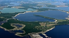In Ostdeutschland verschmelzen mehrere Seen zu einer großen Landschaft.