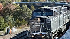 Chepe Express Zug im Bahnhof Divisadero