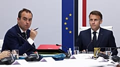 Le président Emmanuel Macron et le Premier ministre Sébastien Lecornu assistent à une réunion du Conseil de défense et de sécurité à l'Élysée