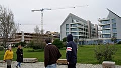 Menschen spazieren am Tejo entlang und blicken auf neue Luxusgebäude in Lissabon, Freitag, zehn. März 2023.