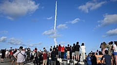 Auf der A. Max Brewer Bridge verfolgen Zuschauerinnen und Zuschauer, wie die Mondrakete Artemis II der NASA am Mittwoch, dem ersten April startet.