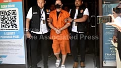 El fugitivo Steven Lyons, justo después de ser detenido por las autoridades tailandesas