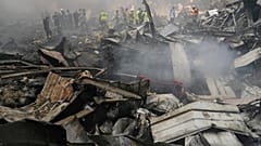 Einsatzkräfte sichern den Ort eines israelischen Luftangriffs auf ein Wohnhaus in Beirut im Libanon.